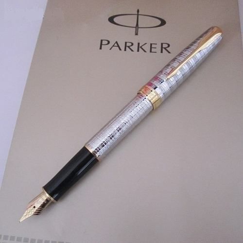 Caneta tinteiro Parker cromada e dourada